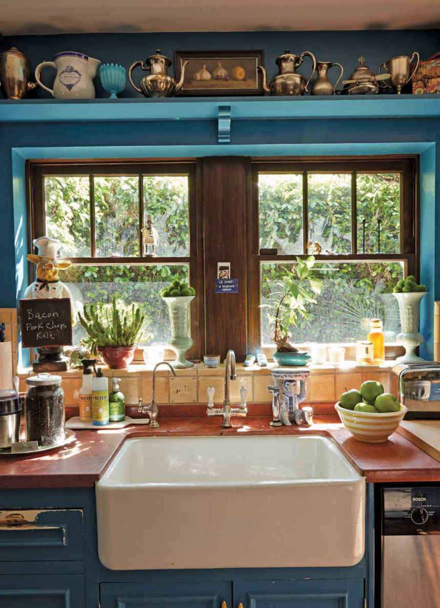 BEST VIEW IN THE HOUSE. Big porcelain farm sinks are having a moment—and it’s easy to see why. They hold a ton of dishes, stay clean with minimal elbow grease, and are especially dreamy when placed under a sunny window.