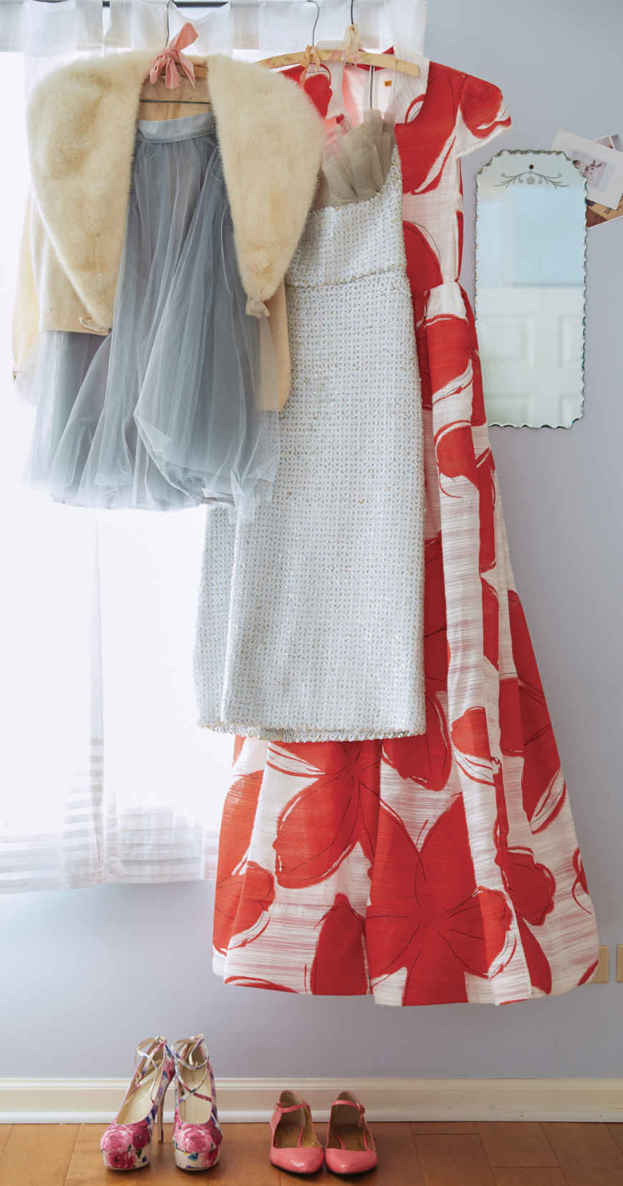 WHAT TO WEAR? Michelle’s curtain rod doubles as a landing spot for possible outfit contenders. As a welcome side effect, her fashion becomes a fun part of the room’s decor.
