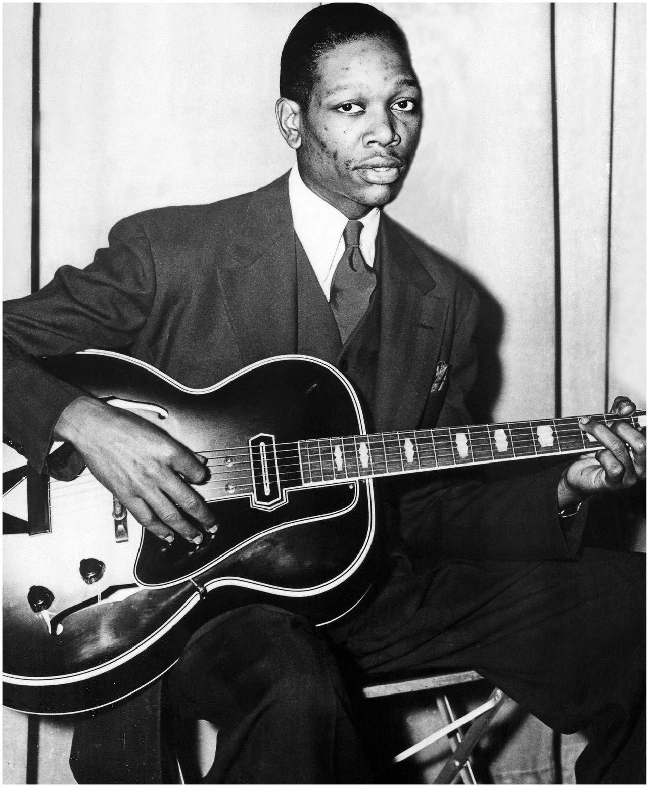 UNSPECIFIED - JANUARY 01:  DENMARK OUT  Photo of Charlie CHRISTIAN; playing guitar, c.1940  (Photo by JP Jazz Archive/Redferns)