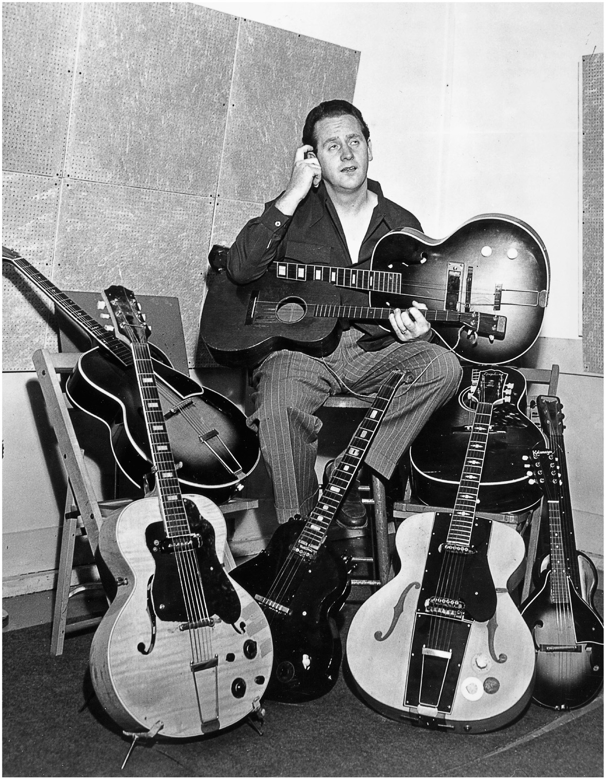 LOS ANGELES - 1946: Guitarist and inventor Les Paul poses with his inventions for a portrait in his garage studio on in 1946. (Photo by Michael Ochs Archives/Getty Images) 