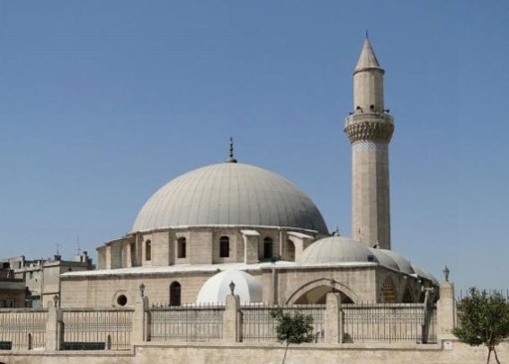 https://upload.wikimedia.org/wikipedia/commons/thumb/c/c4/Khusruwiyah_Mosque%2C_Aleppo.jpg/1024px-Khusruwiyah_Mosque%2C_Aleppo