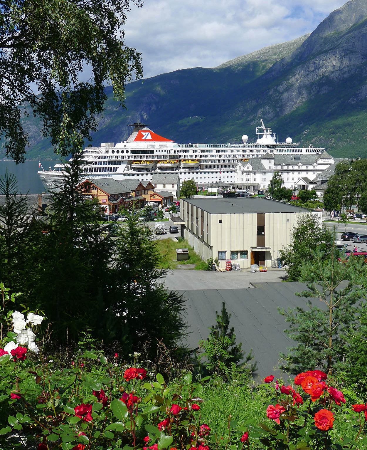 Balmoral_on_a_Norwegian_fjords_cruise_BerlitzCruiseGuide_EC